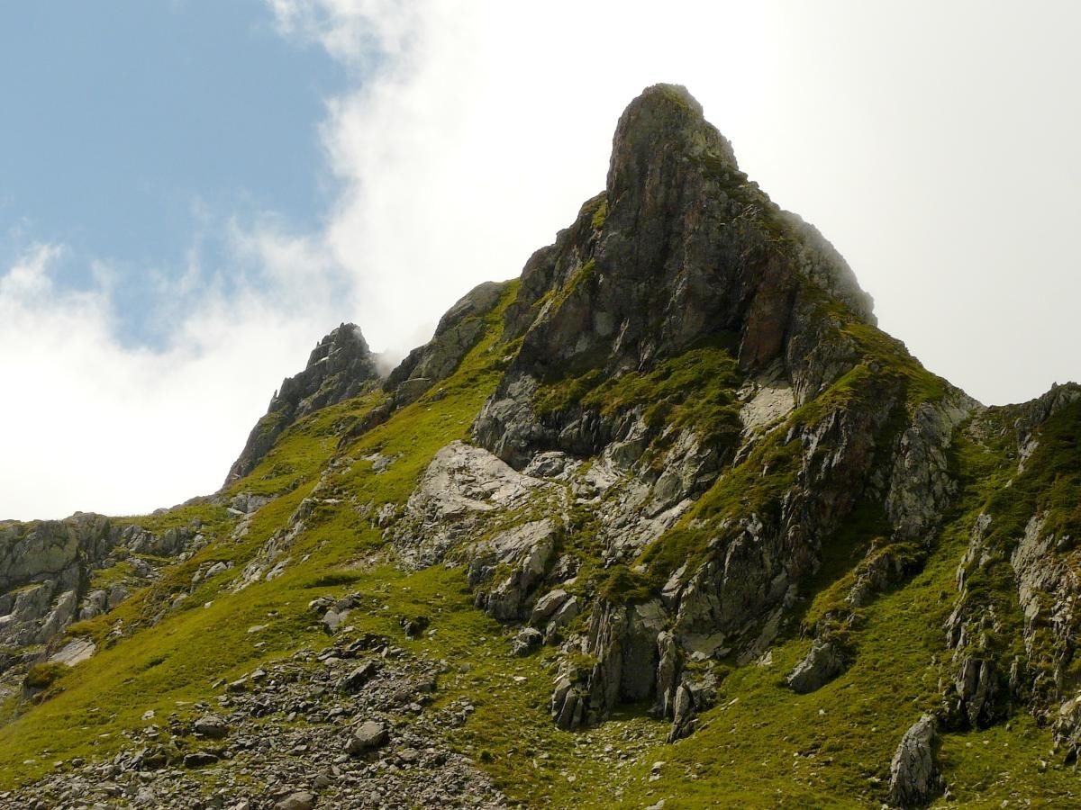 Le sommet principal (Pic Sud), est au fond à gauche. A droite, le beau Pic Nord.