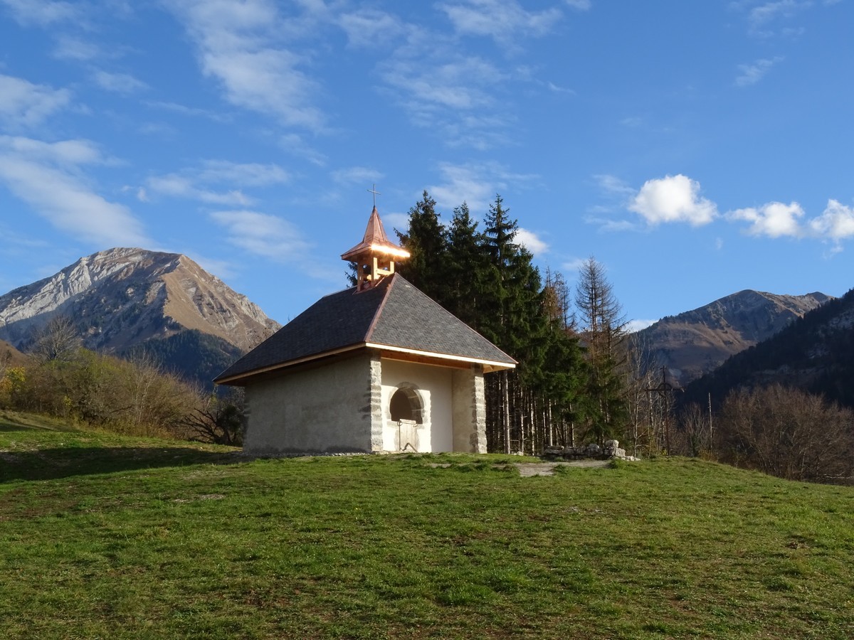 La chapelle de la Lésine sur fond de Pécloz