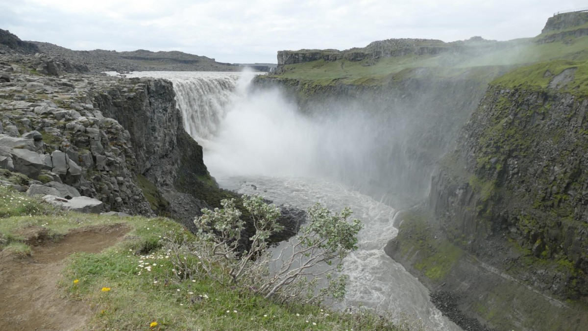La cascade de Dettifoss (44m de haut et 100m de large) considérée comme la plus puissante d'Europe.