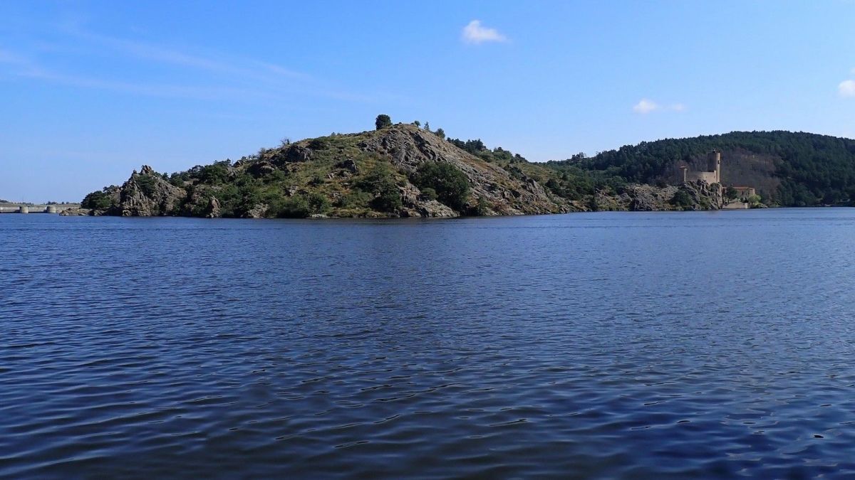 Barrage, île, château et chapelle de Grangent