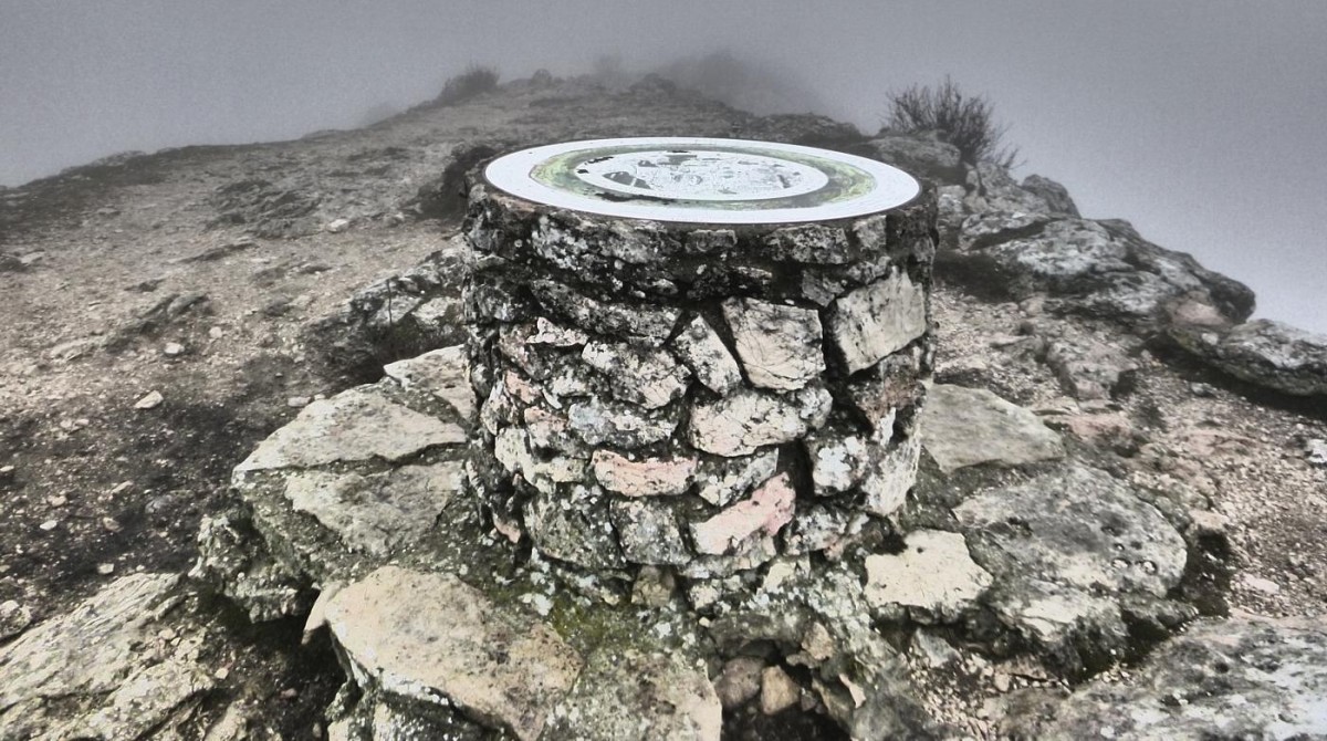 La table d'orientation du Pic des Mouches (1011m) sous un ciel gris et humide