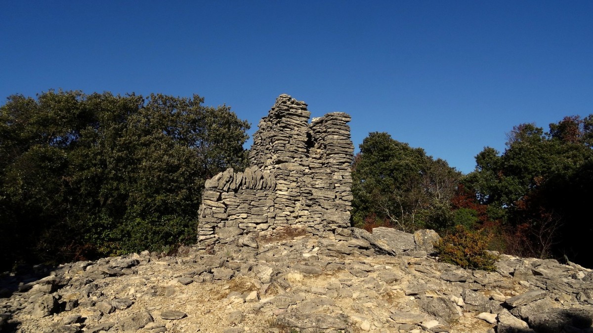 La tour de guet qui domine le 6ème dolmen.