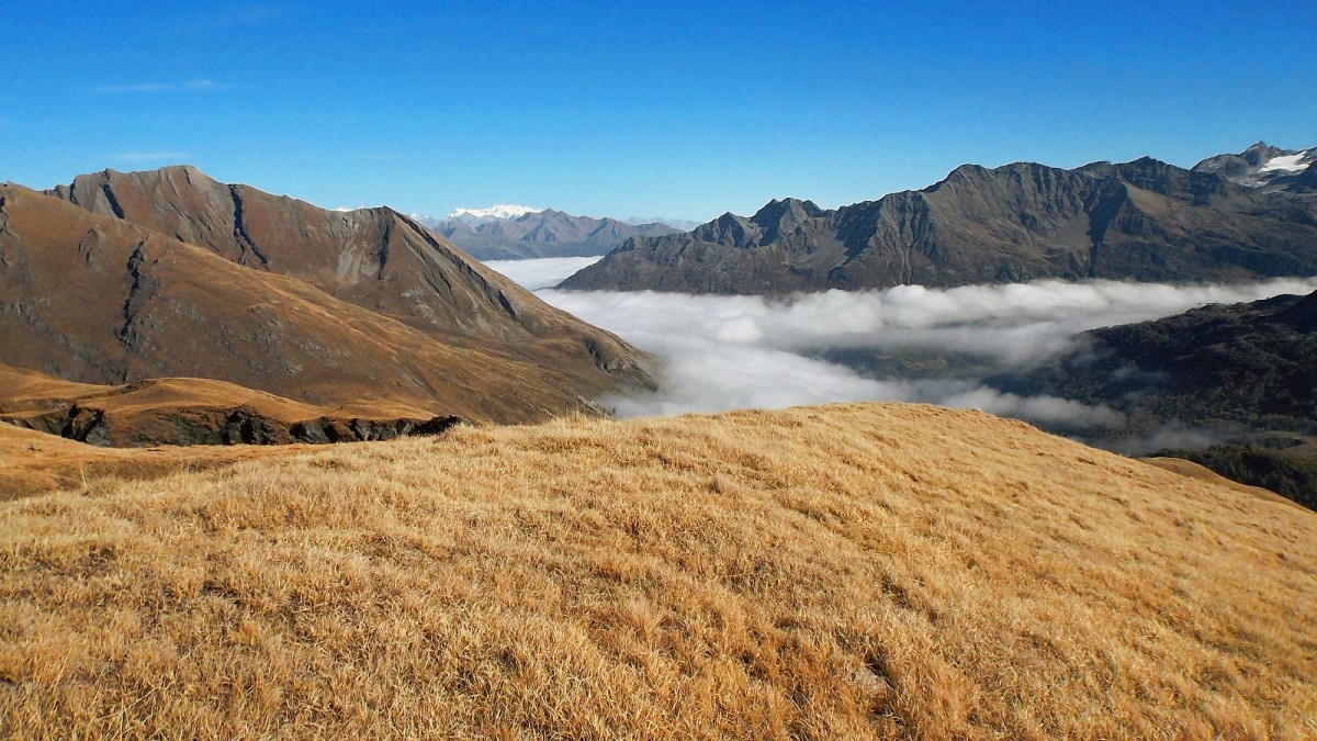 Des pentes sud du Mont Laityre, vue en direction de La Thuile, de la valle d'Aosta et du massif du Monte Rosa.