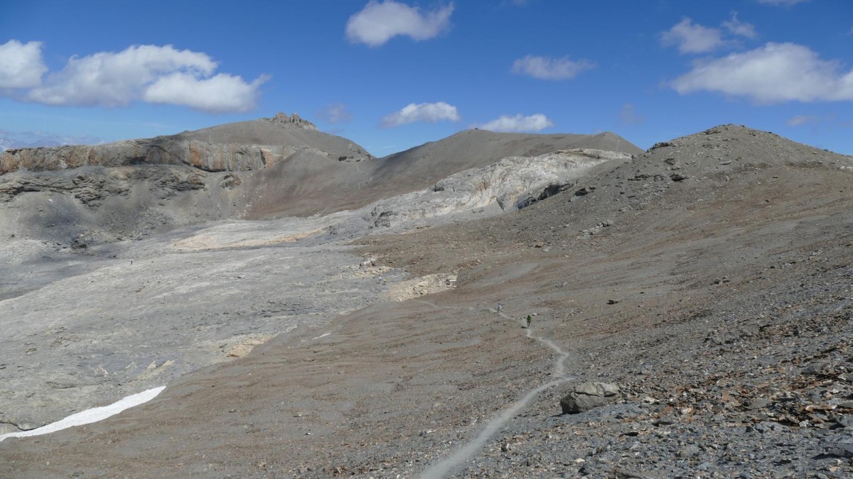 La partie finale, désertique, de l'accès au sommet Sud de la Mortice.