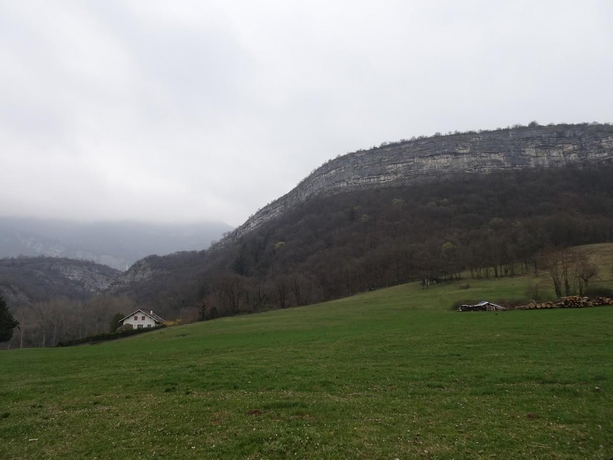 Les Monts de Chambéry et à gauche, le Col de St-Saturnin