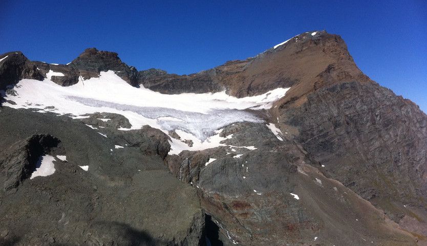 Le magnifique profil élancé de l'arête Ouest de la Grande Ciamarella, et son glacier