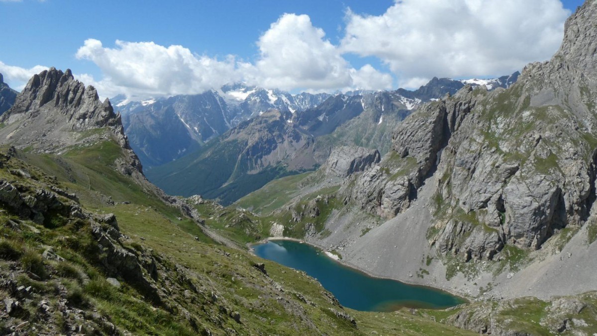 Les arêtes de la Bruyère, le Grand Lac et le massif des Ecrins.
