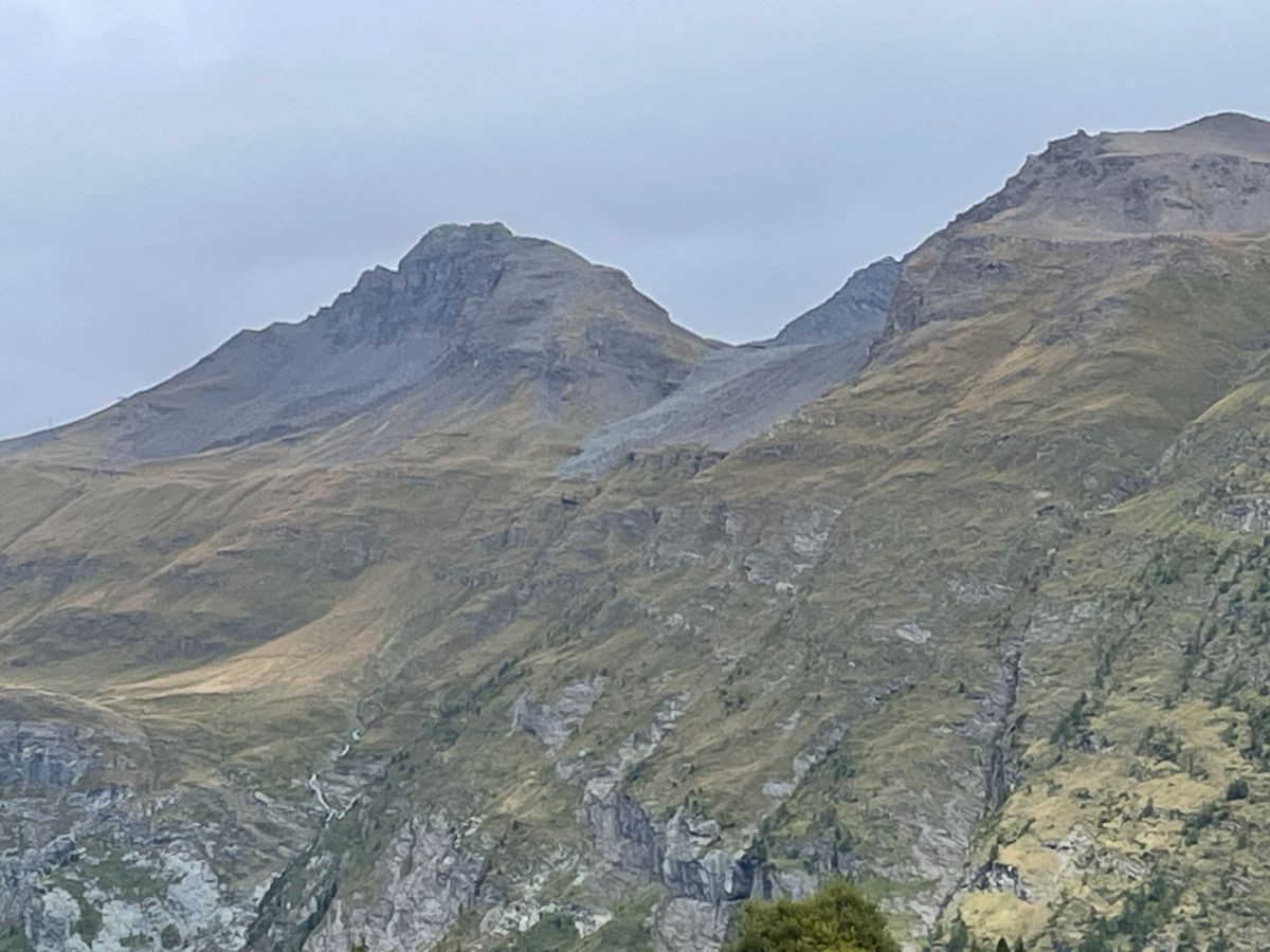 A gauche La Pointe d'Andagne (3217 m) - A sa droite au fond le Col de La Fourche (3055 m) - Tout à droite l'Ouille Allegra (3130 m). Entre les deux sommets, l'Ancien Glacier d'Andagne.