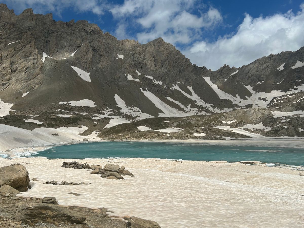 Blanc et bleu, deux couleurs pour un lac qui en comporte jusqu'à neuf...