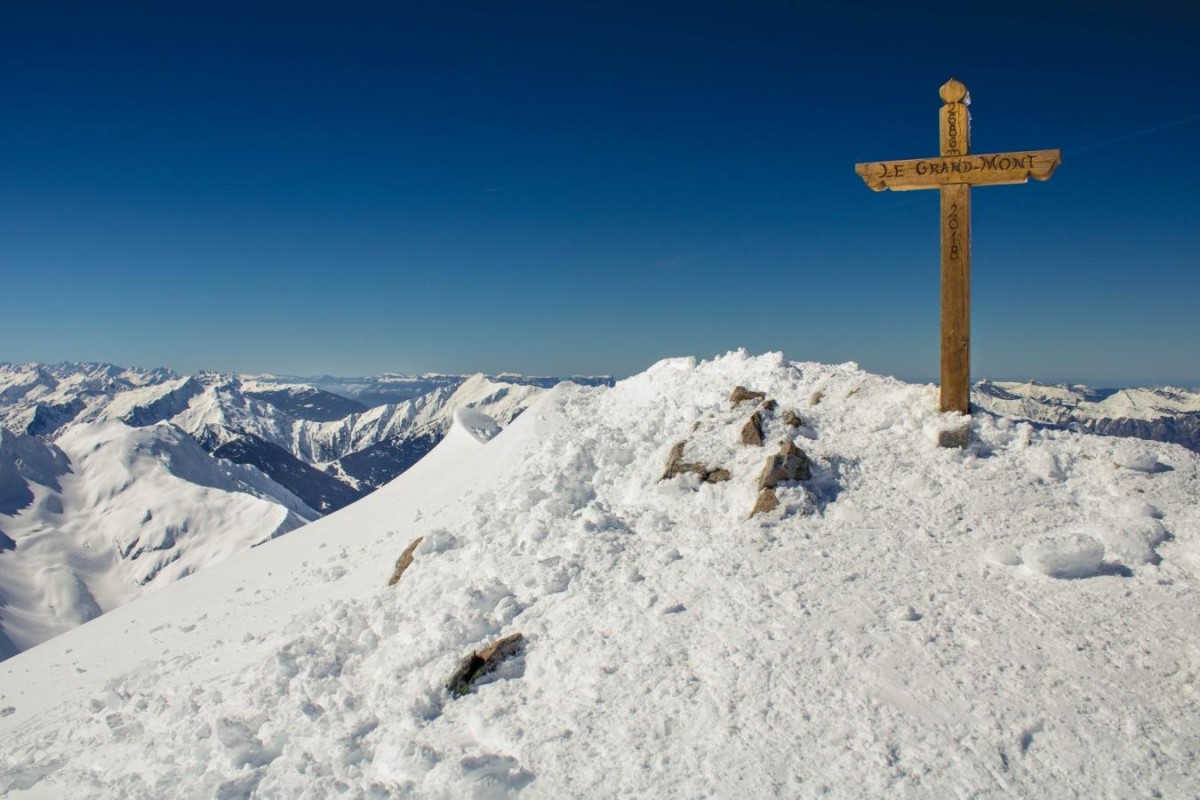 La croix sommitale, flambant neuve du Grand Mont