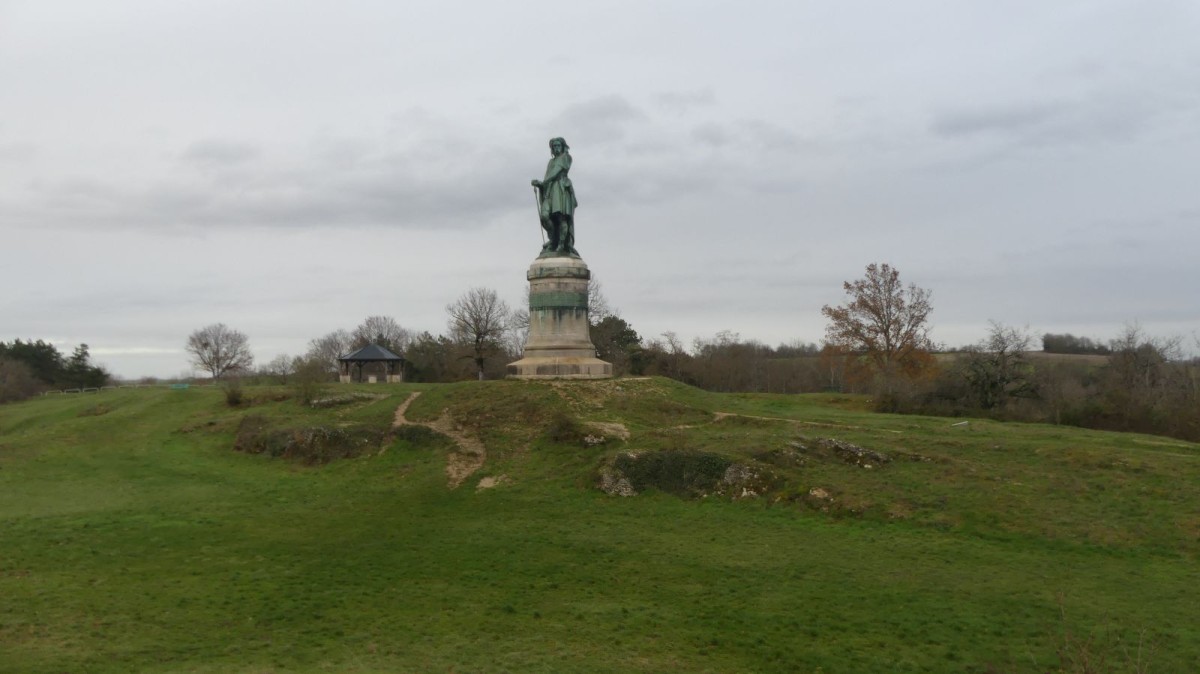 La statue de Vercingétorix domine le village d'Alise-Sainte-Reine