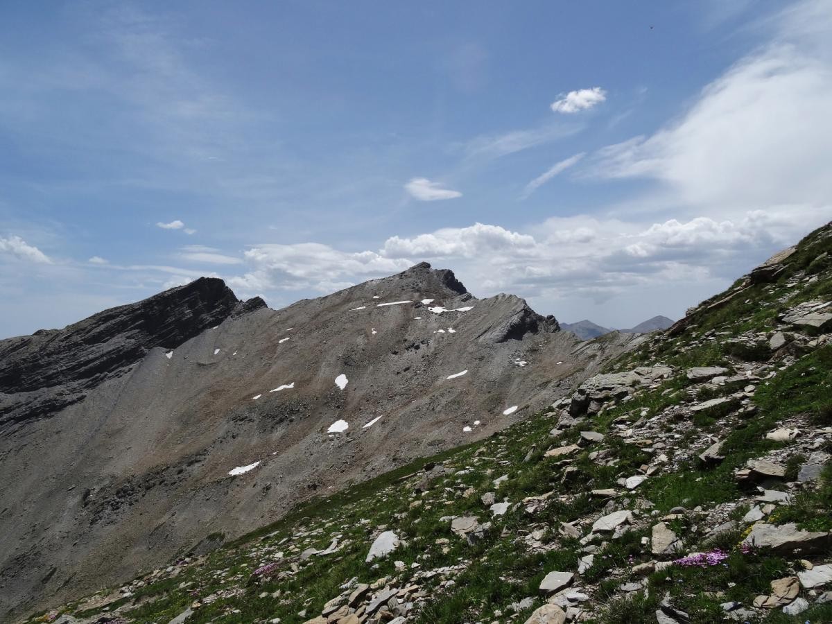 Le Bec de l'Aigle (2815m) au centre de la photo (Photo prise à la montée vers Plate Longe).