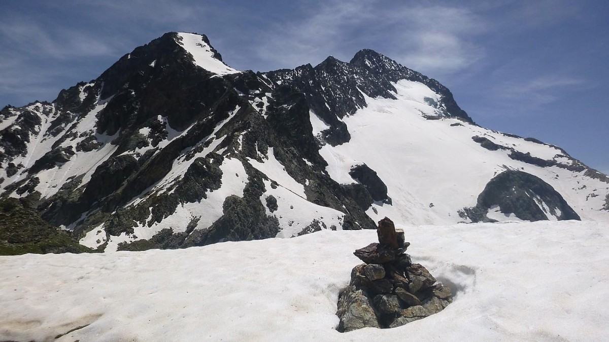 Le sommet du Petit Roux à gauche et la Roche de la Muzelle et son glacier, à droite, depuis le cairn sommital de la pointe du Pied de Barry.