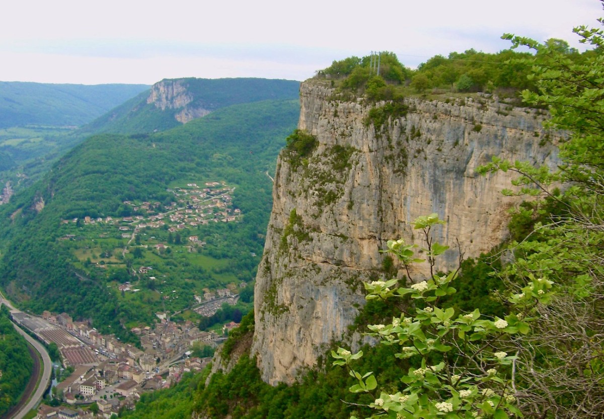 La falaise au-dessus de la Cluse des Hôpitaux, avec Tenay et le site de la Via Ferrata de la Guinguette