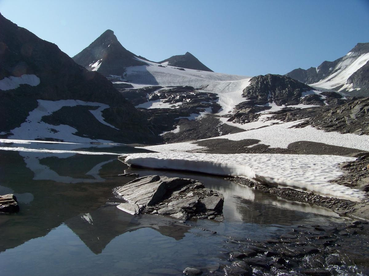 Lac glaciaire face au glacier des Sources de l'Isère et la cime de la Vache.