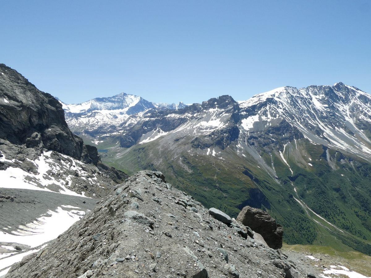 La moraine et la vue sur les grands sommets de Vanoise.