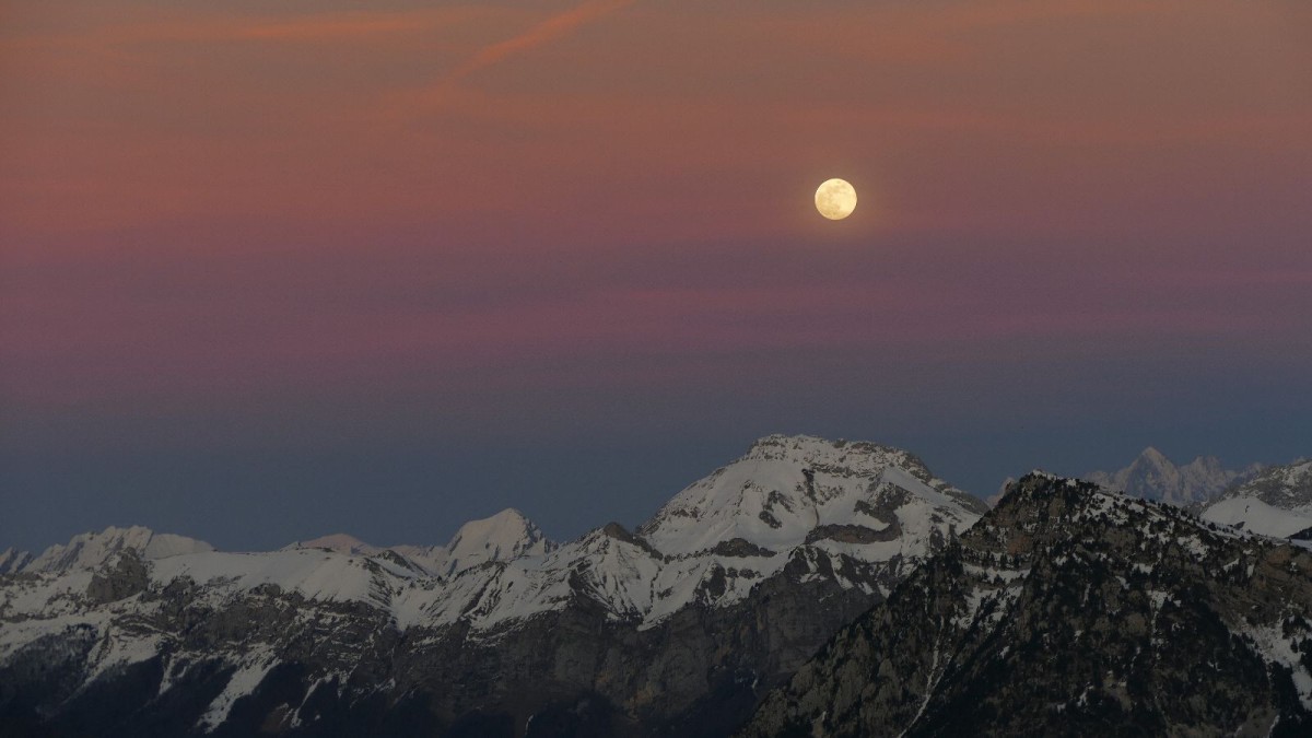 La palette de couleurs du lever de lune au-dessus du Mont Colombier.