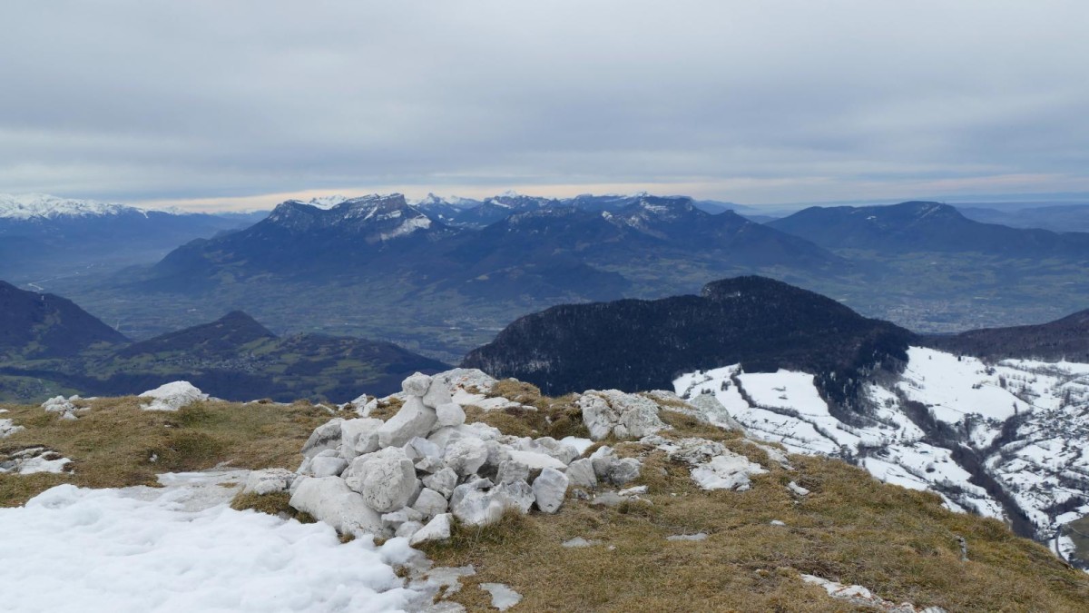 Cairn presque sommital avec la Chartreuse en toile de fond.