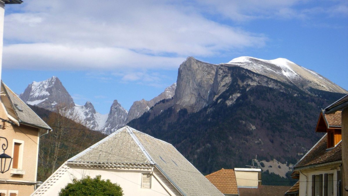 Le sommet de Chamousset (à droite) vu du centre village de Lus-la-Croix-Haute