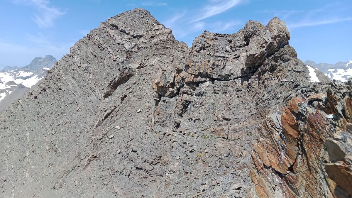 L'arête sommitale de la pointe des Queyrettes