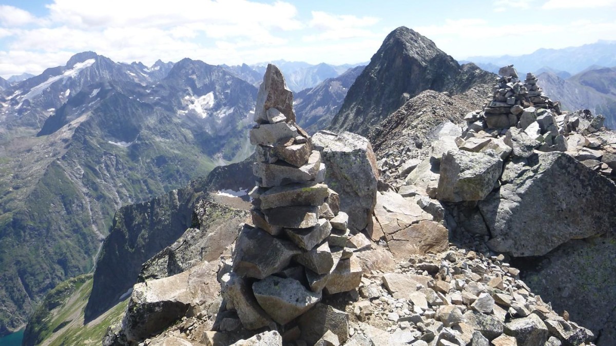 Depuis le sommet du Rochail, pointe de Malhaubert (en face) et Roche de la Muzelle (à gauche)