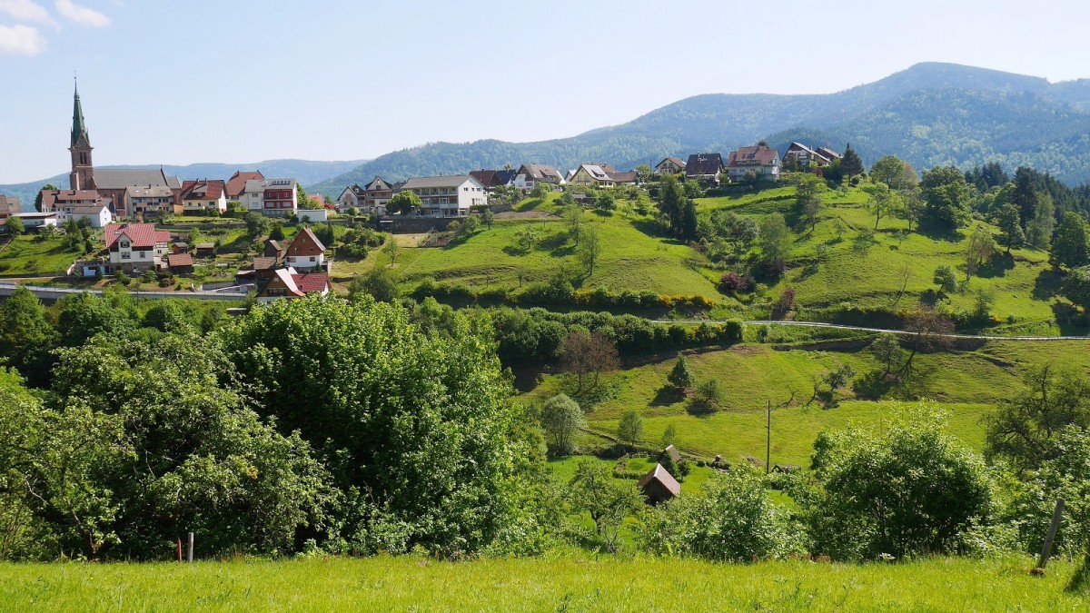 Village de Bermersbach vu du sentier Rotwegle, en partance pour la boucle du Sersbachtal.