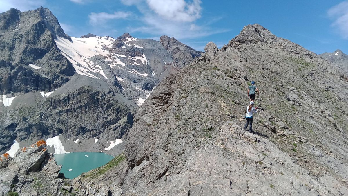 Montée finale vers le Roc de la Montagnolle qui surplombe le lac de l'Eychauda