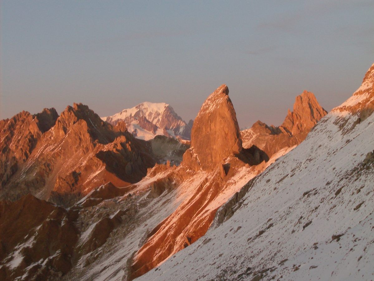 Coucher de soleil sur la Pierra Menta et le massif du Mont Blanc.