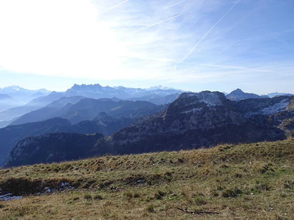 Le Grammont : au loin, le Mont Blanc et la Pointe Percée, ...