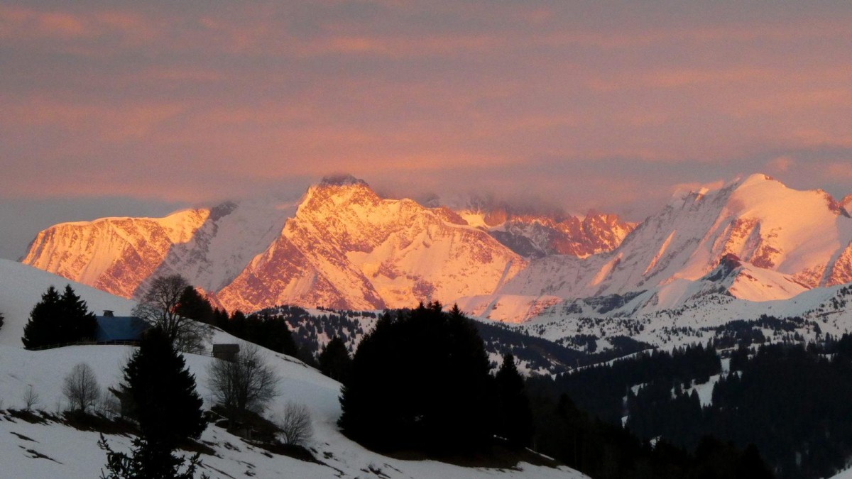 Coucher de soleil sur le massif du Mont Blanc.