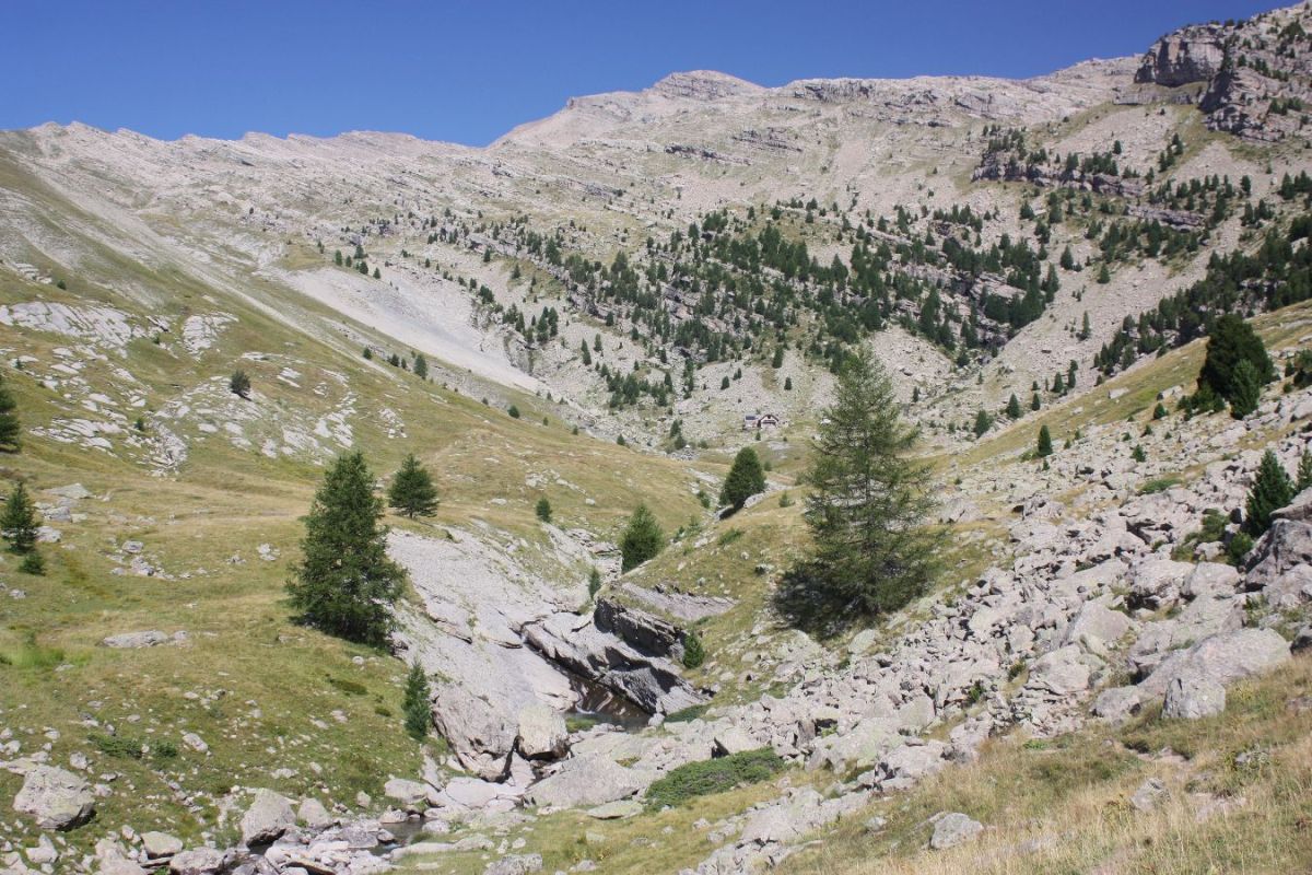 Refuge niché sous la Tête de l'Estrop