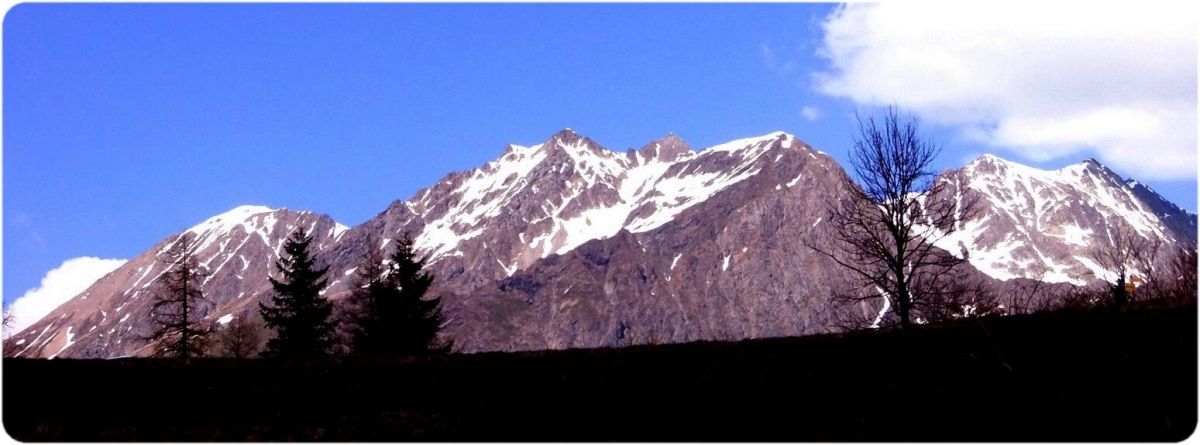 Le massif du Coiro au-delà lu Col de Parquetout.