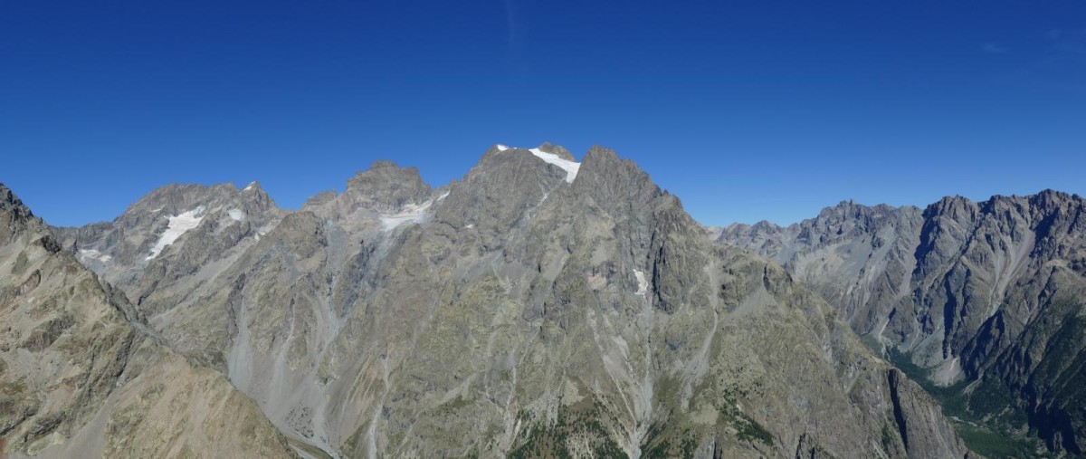 Panorama sur Ailefroide, Pic Sans Nom, Pelvoux et Montagne des Agneaux depuis le sommet de La Blanche.