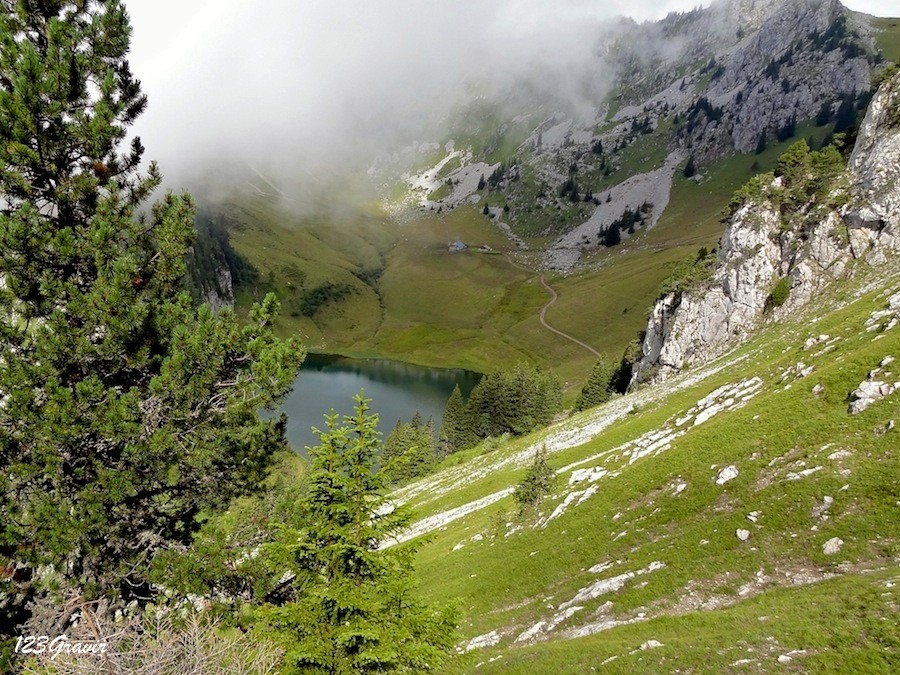 Lac et chalets d'Arvouin au pied de la Pointe du même nom