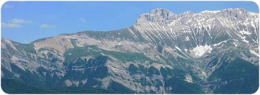 Arête de Fluchaire à l'extrême droite sur la photo prise de la plaine du Trièves.