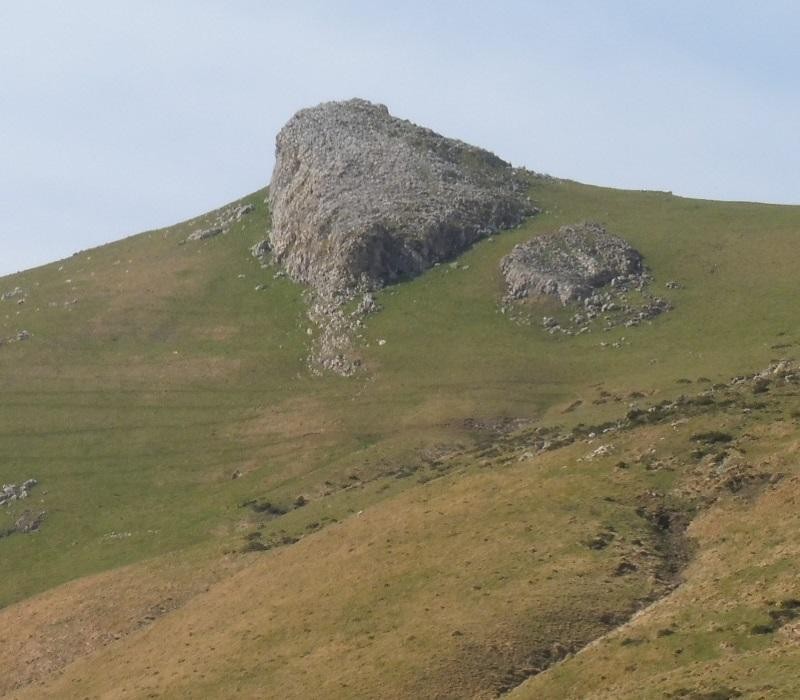 Le sommet rocheux d'Urdanazburu