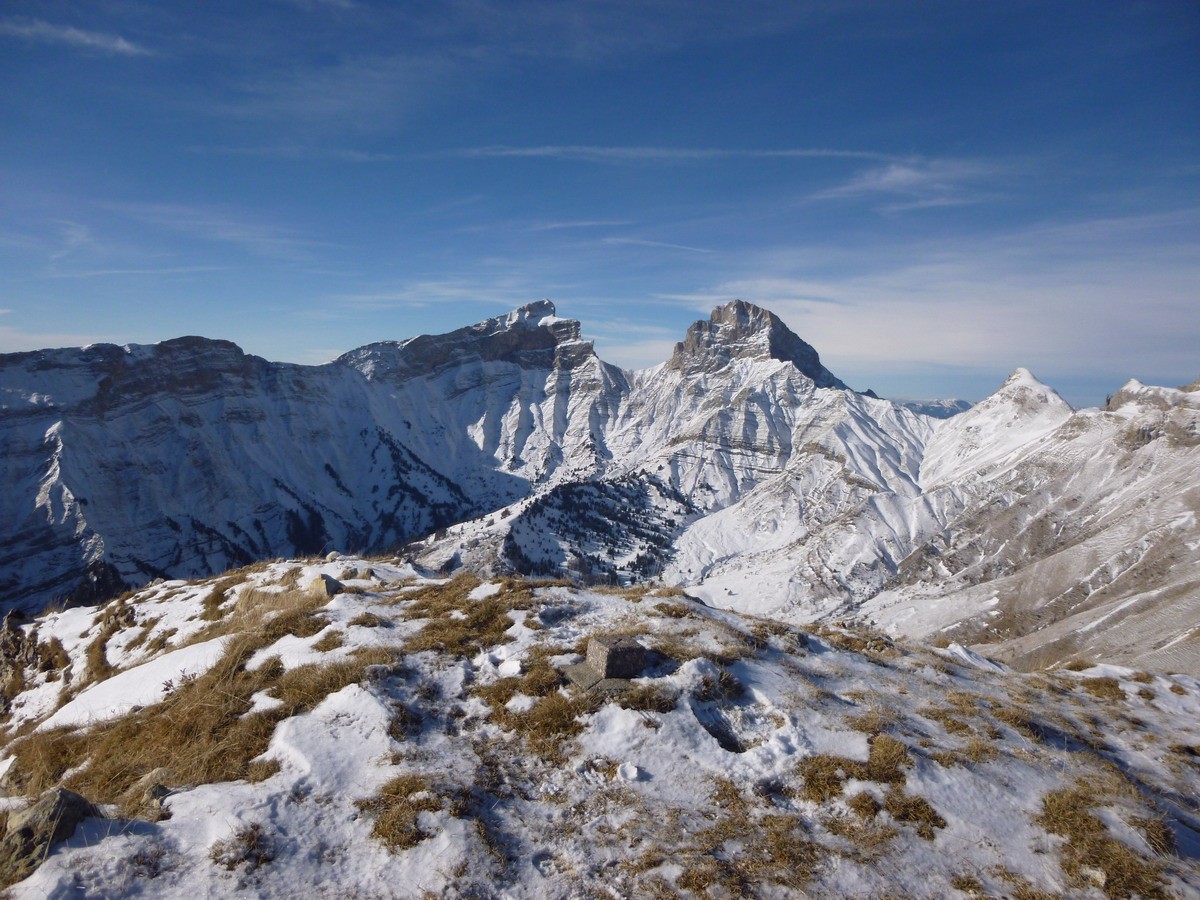 Du sommet du Chauvet, vue sur la Tête et le Roc de Garnesier.
