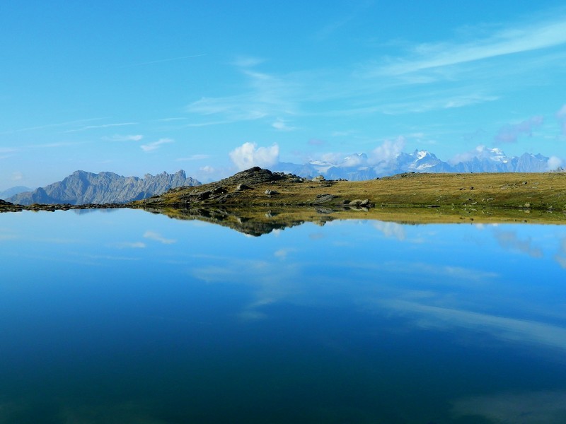 Face aux Ecrins, deux des lacs d'altitude de la vallée de Névache.