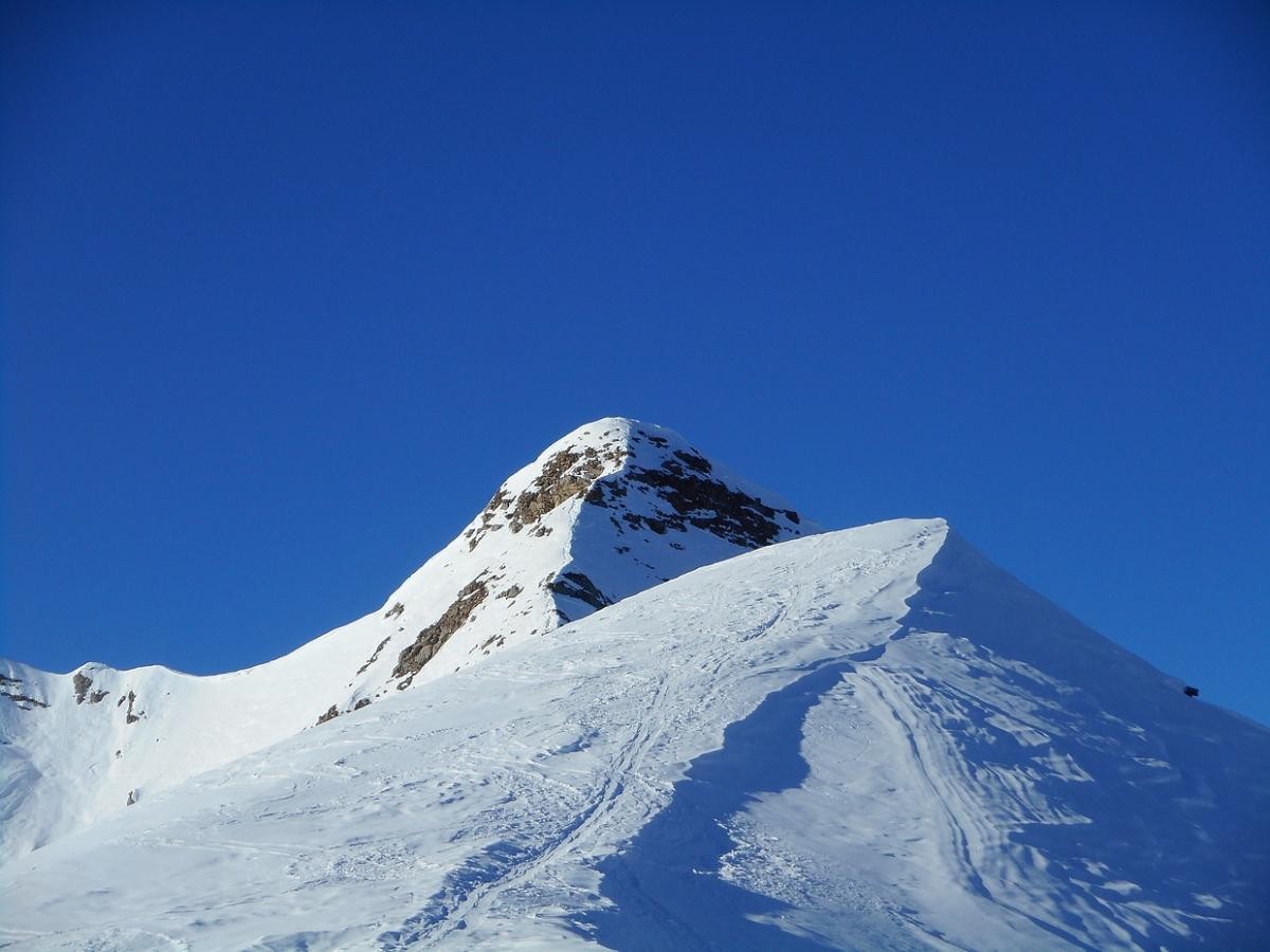 L'epaule 2420m devant le sommet 2548m de la Récula.