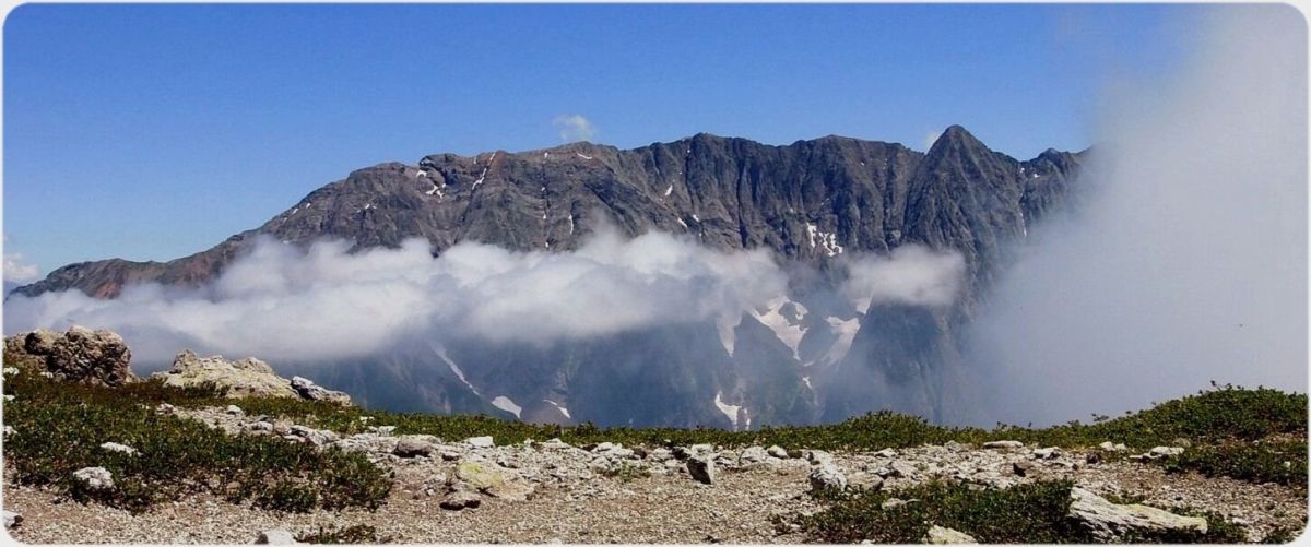 Grand Armet, et Pointe de l'Armet au-delà d'un petit col.