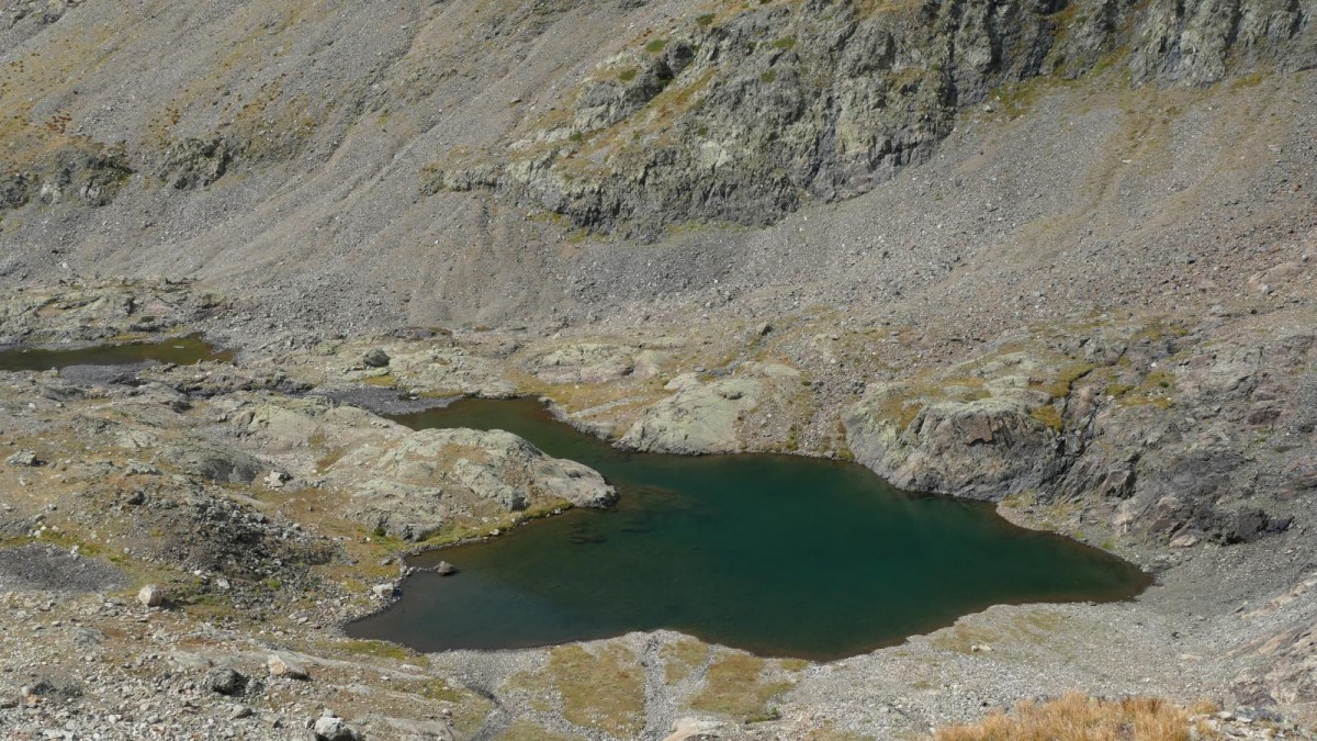 Le sympathique petit Lac de l'Émay dans la combe du torrent du même nom.