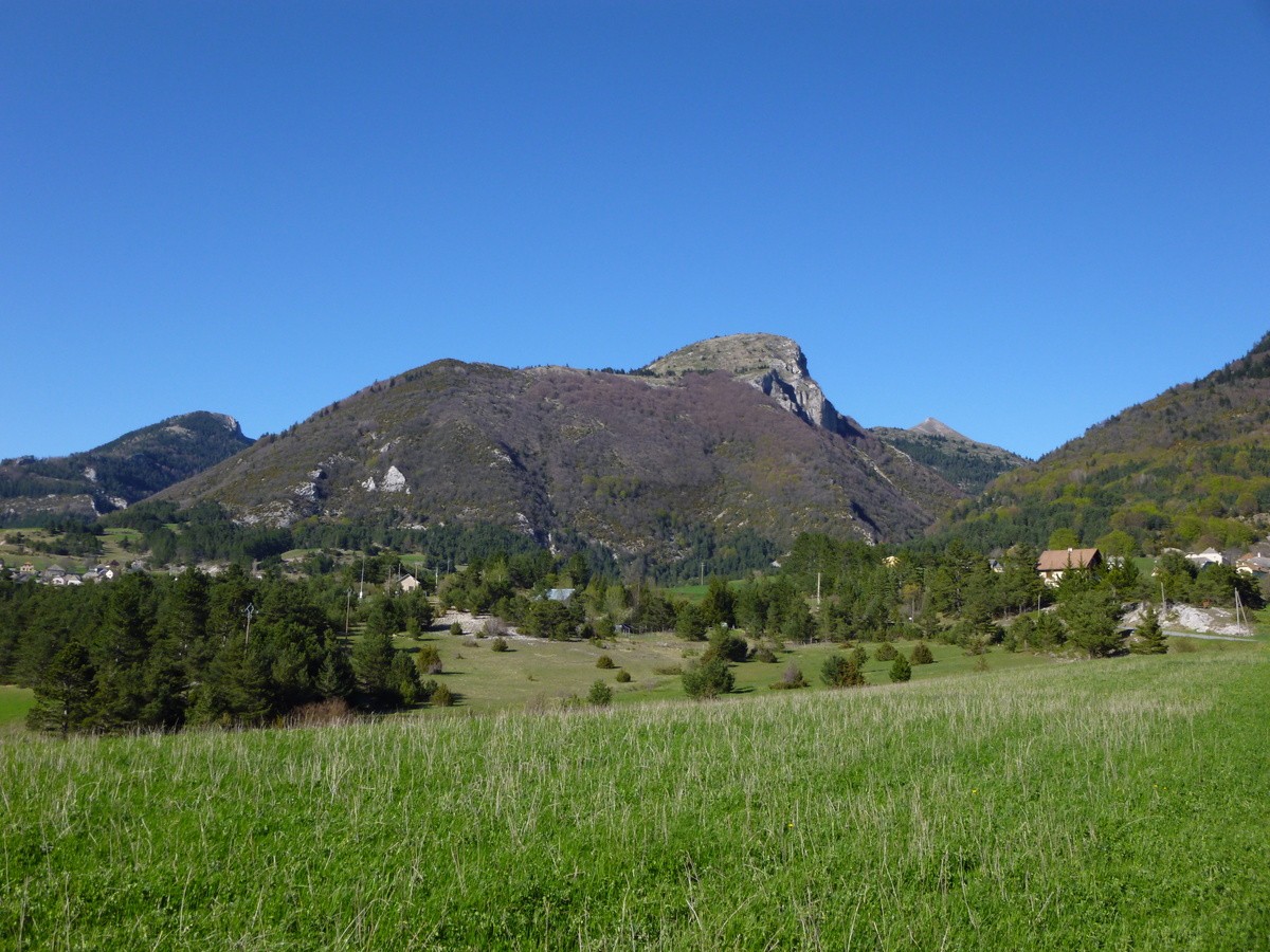 Piégros, vu de Lus-la-Croix-Haute, entre le Chevalet à gauche et la pointe Feuillette à droite.