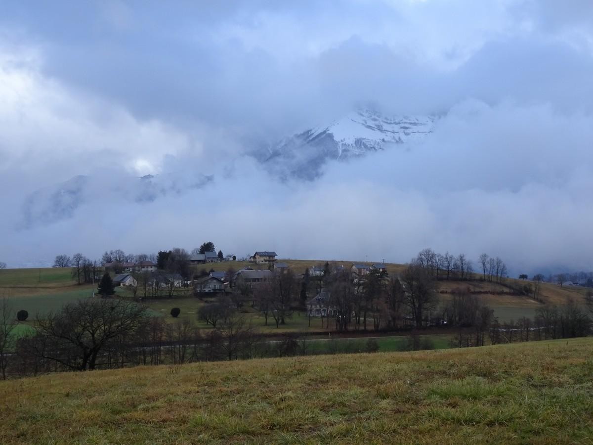  Le village de Tardevel et dans les nuages, l'Arclusaz.
