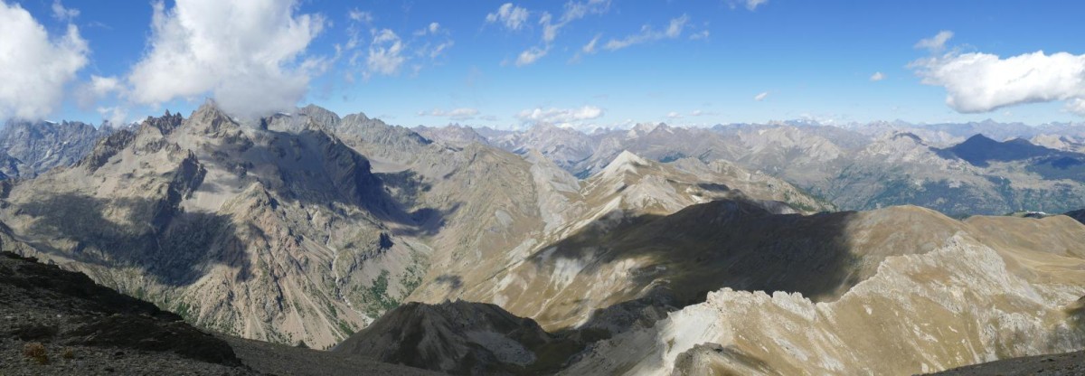 Une partie du vaste panorama depuis le sommet de la Condamine.