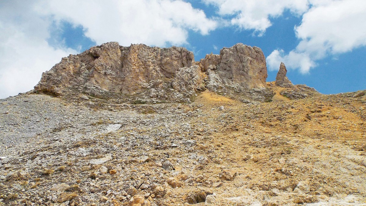 Paysage ruiniforme de la brèche de cargneule située au pied de la crête du Rocher du Charvet.