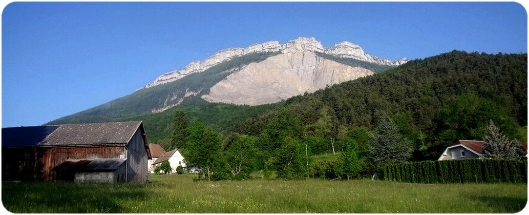 Rocher du Baconnet vu du hameau le Fau.