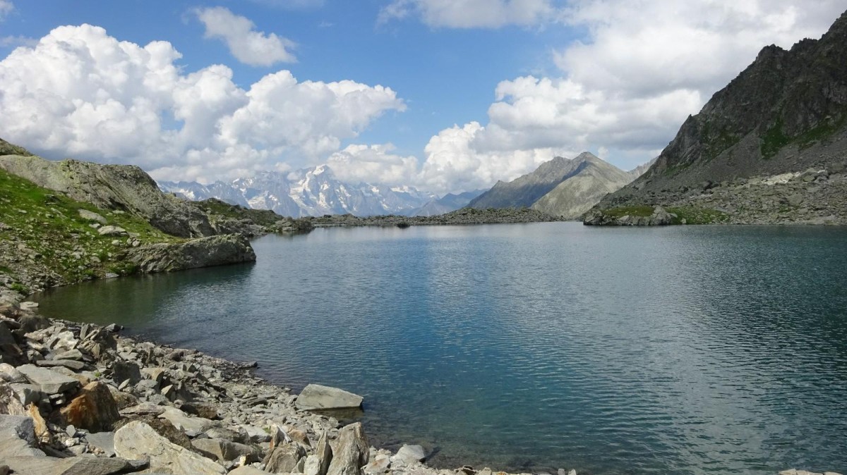 Lac du Tachuy sur fond de chaîne du mont Blanc