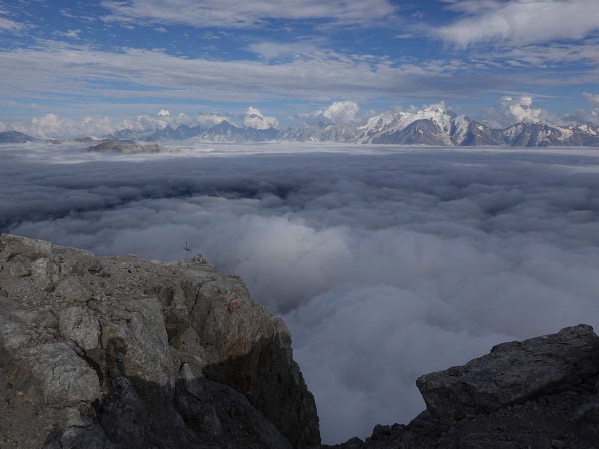 Panorama sur la mer de nuages face à la chaîne du Mont Blanc.