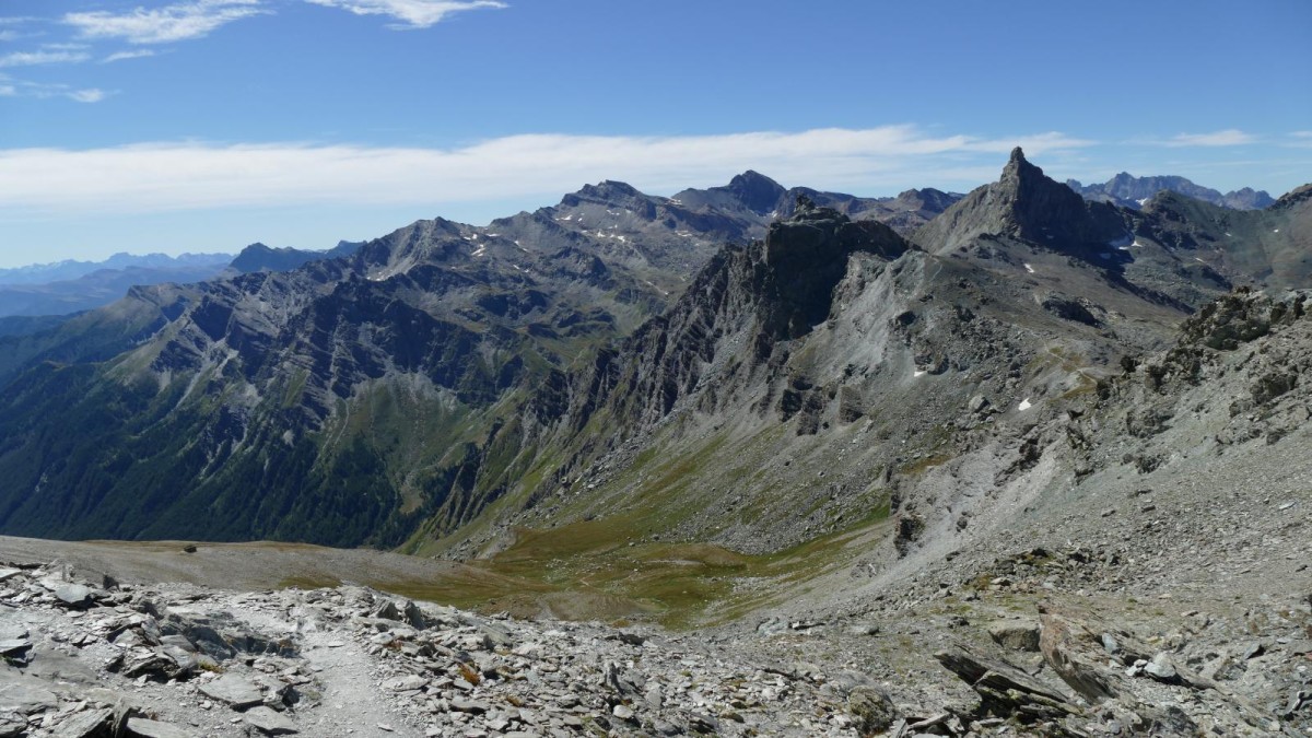 Une partie du vaste panorama depuis le sommet du Pelvo (Pic de Caramantran).