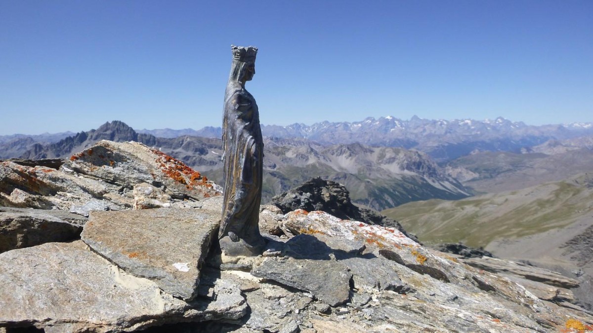 La vierge scellée à la cime de Clausis, avec vue sur le pic de Rochebrune et le massif des Ecrins